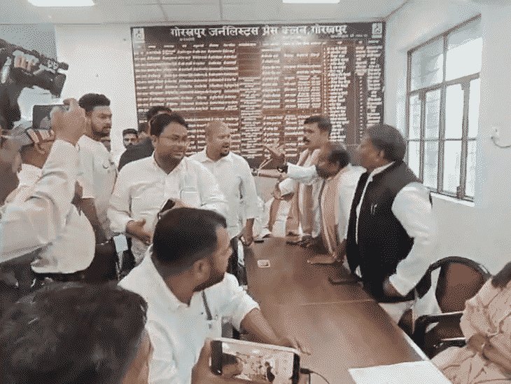 गोरखपुर में सपा के पूर्व जिलाध्यक्ष को मारा थप्पड़:प्रेस कॉन्फ्रेंस में बवाल; 2027 की दावेदारी को लेकर सपा कार्यकर्ता भिड़े, जमकर हुई हाथापाई