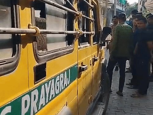 प्रयागराज में वैन के नीचे आई 8 साल की छात्रा:हालत गंभीर, बच्ची को उतार तेजी से गाड़ी बढ़ाई तो बच्ची नीचे आ गई