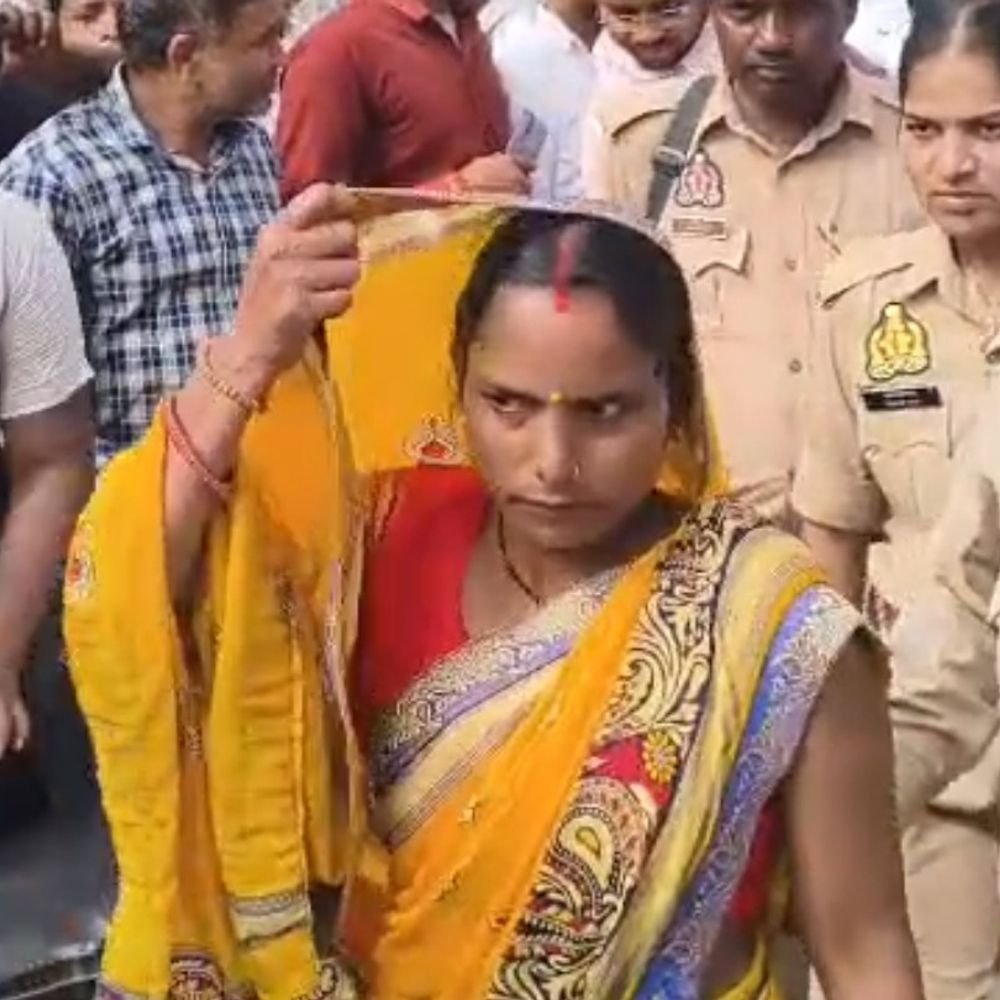 रास्ता बंद होने की बात कहकर महिला टंकी पर चढ़ी:पुलिस ने समझाकर नीचे उतारा, हाईकोर्ट में चल रहा है मामला