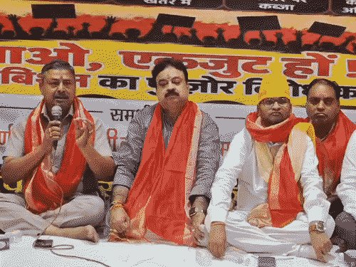 वाराणसी में ज्वेलरी एग्जीबीशन का विरोध शुरू:व्यापारियों ने की बैठक, एग्जीबीशन में न शामिल होने की ली शपथ, करेंगे बायकॉट