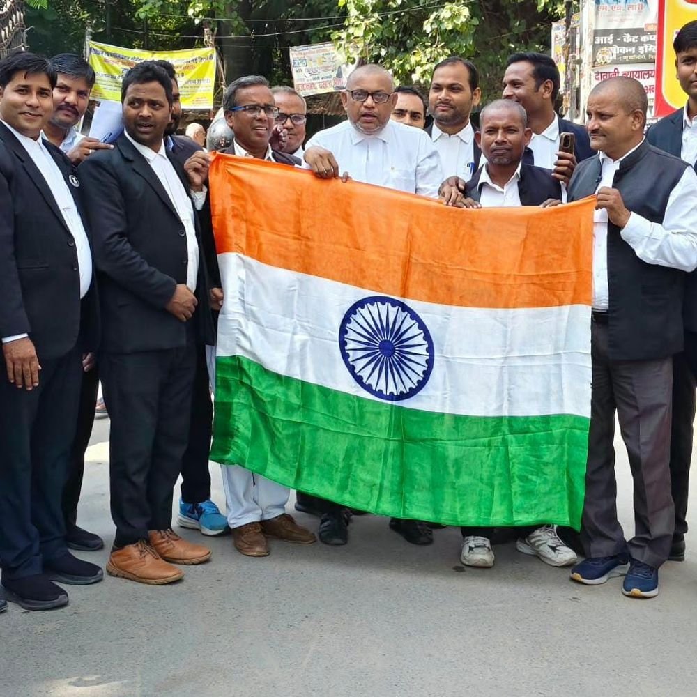 अधिवक्ताओं ने सिविल कोर्ट पर तिरंगा दिखाकर विरोध प्रदर्शन किया:लोकतांत्रिक मूल्यों और नागरिक अधिकारों की रक्षा का संकल्प लिया