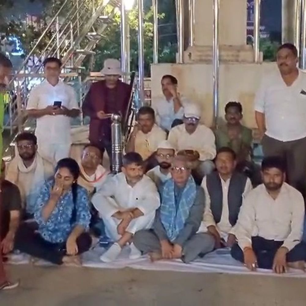 राहुल गांधी की रिहाई:कांग्रेसियों ने खत्म किया अनशन, सरकार से जवाब मांगा