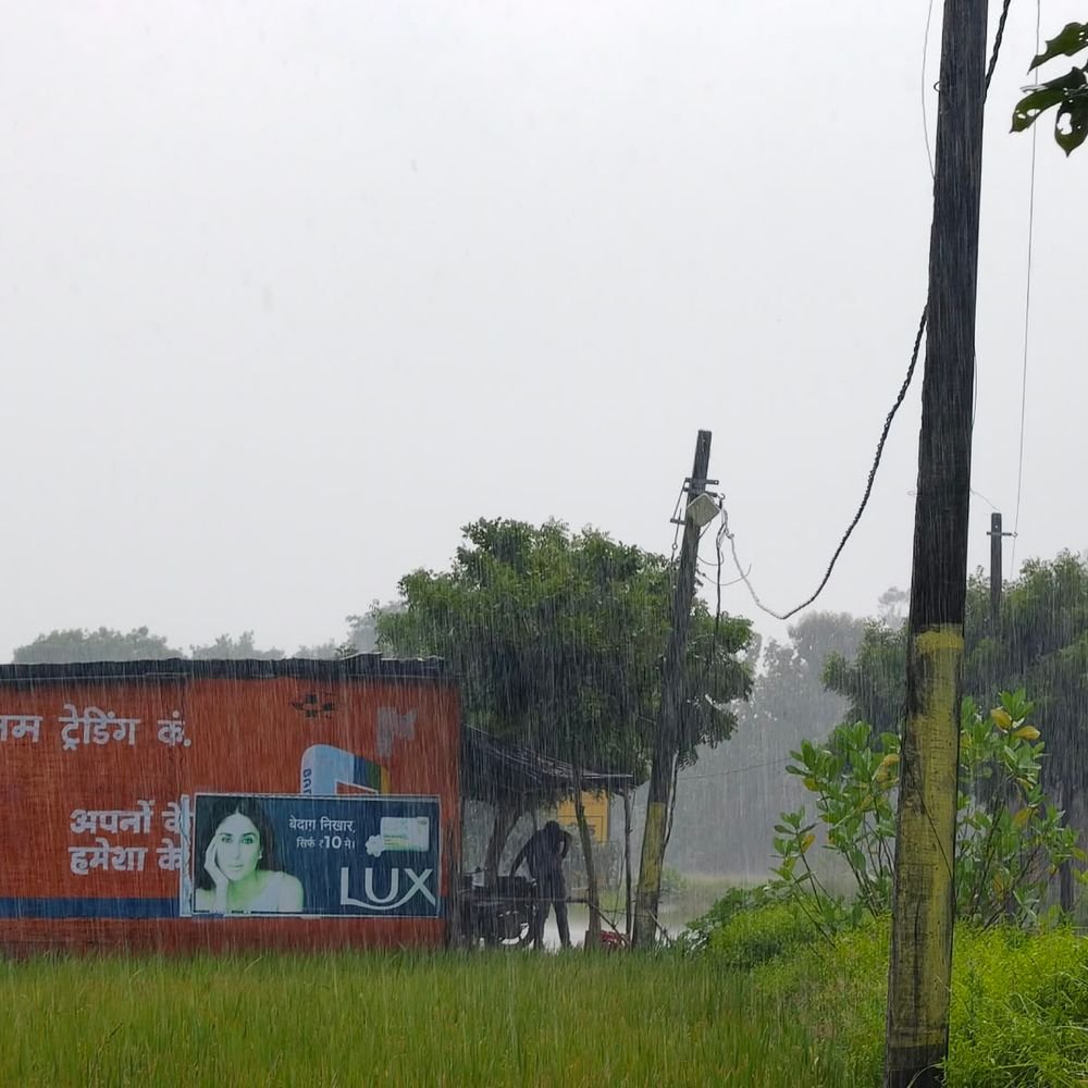 मऊ में मूसलाधार बारिश से बदला मौसम:लोगों को गर्मी-उमस से राहत; खेतों में पानी भरने से किसान चिंतित