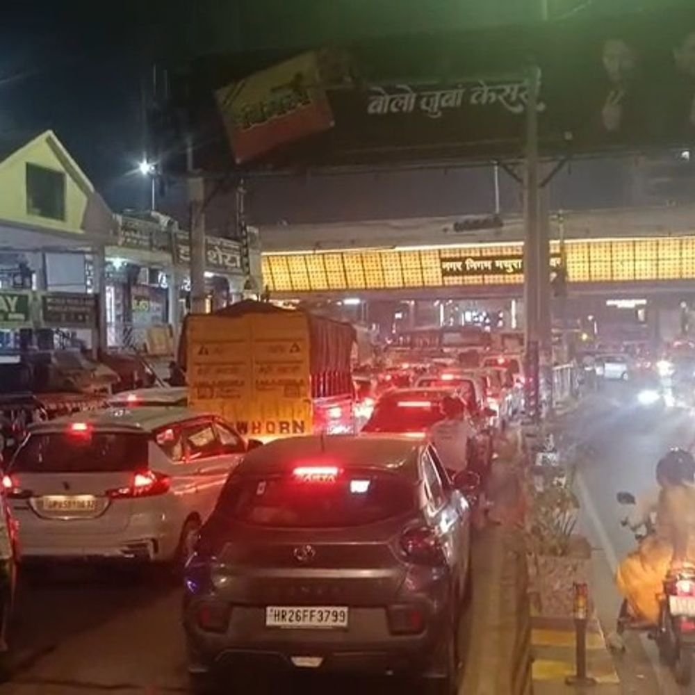 मथुरा में कृष्णा नगर से गोवर्धन चौराहे तक भीषण जाम:वाहनों की लंबी कतारों में फंसे लोग, स्कूली बच्चों और बुजुर्गों को भी हुई परेशानी