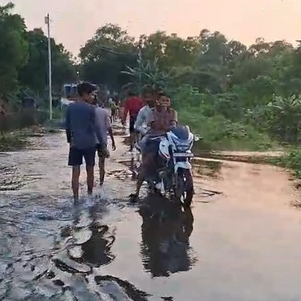 उन्नाव में झील का पानी गांवों में घुसा:करीब 2000 की आबादी प्रभावित, खेतों में खड़ी उड़द-मूंगफली समेत कई फसलें डूबीं