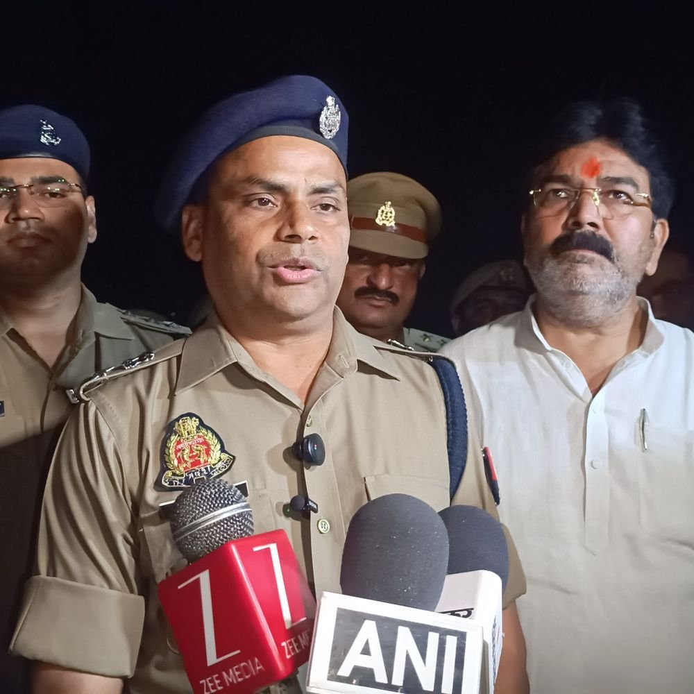 जालौन में डीएम-एसपी ने धनु तालाब मैदान का निरीक्षण किया:दशहरा-विसर्जन की तैयारियों का जायजा लिया, अधिकारियों को निर्देश दिए
