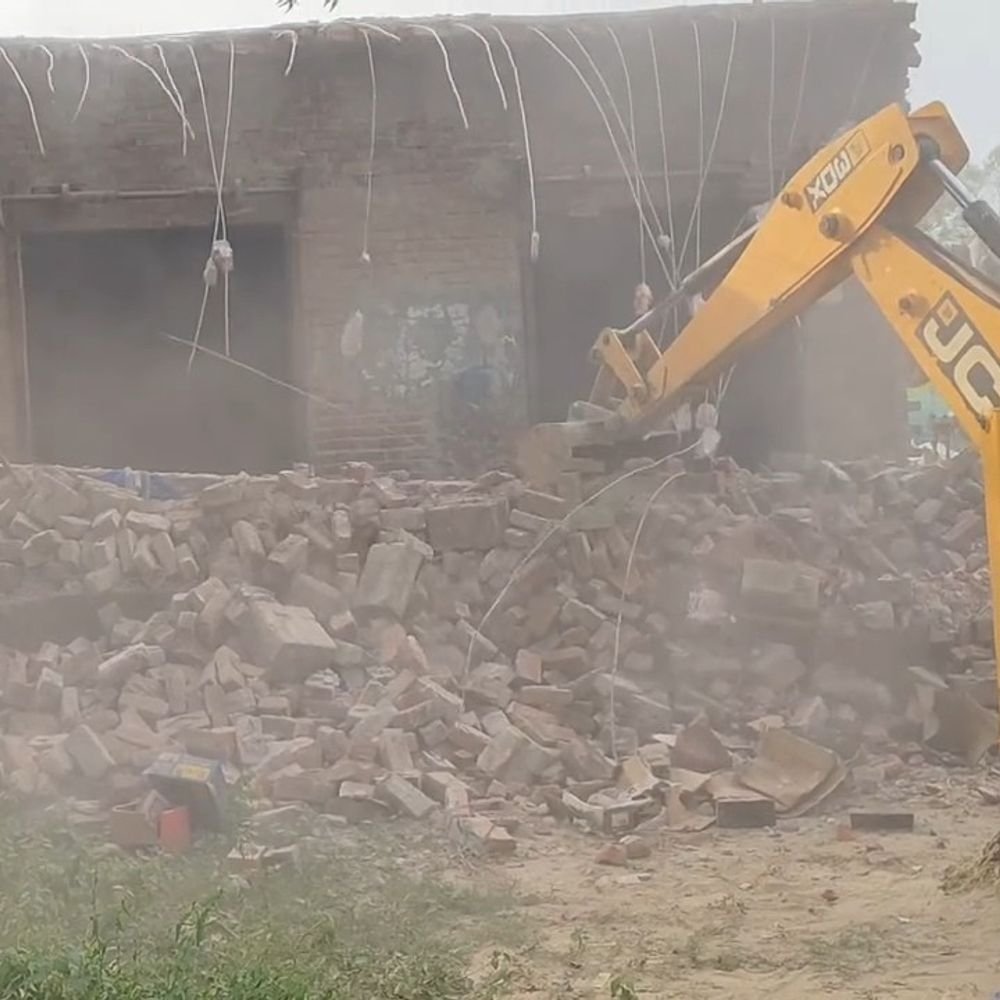 26 परिवारों ने खुद तोड़े मकान-दुकान, सरकारी जमीन खाली:खलिहान और खाद गड्ढे की जमीन खाली, 4 परिवार बेघर