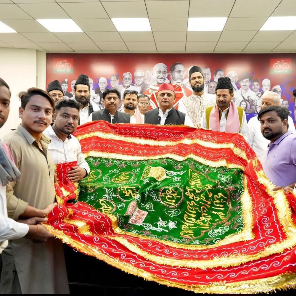 उर्स के लिए अखिलेश यादव ने भेंट की चादर:मकनपुर शरीफ में उर्स के अवसर पर सूफी संतों के साथ पहुंचेगा सपा प्रतिनिधिमंडल