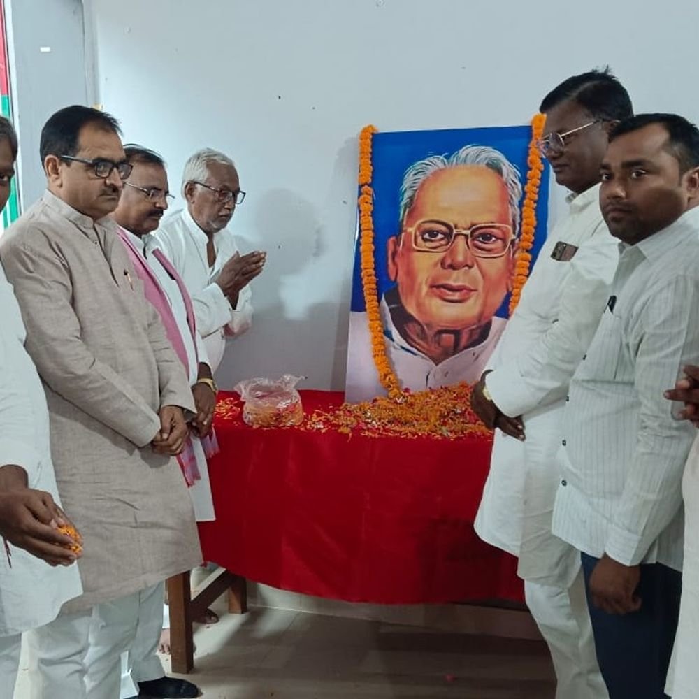 सपा ने मनाई लोकनायक जयप्रकाश नारायण की जयंती:जिलाध्यक्ष बोले- उनकी संपूर्ण क्रांति की विचारधारा आज भी प्रासंगिक