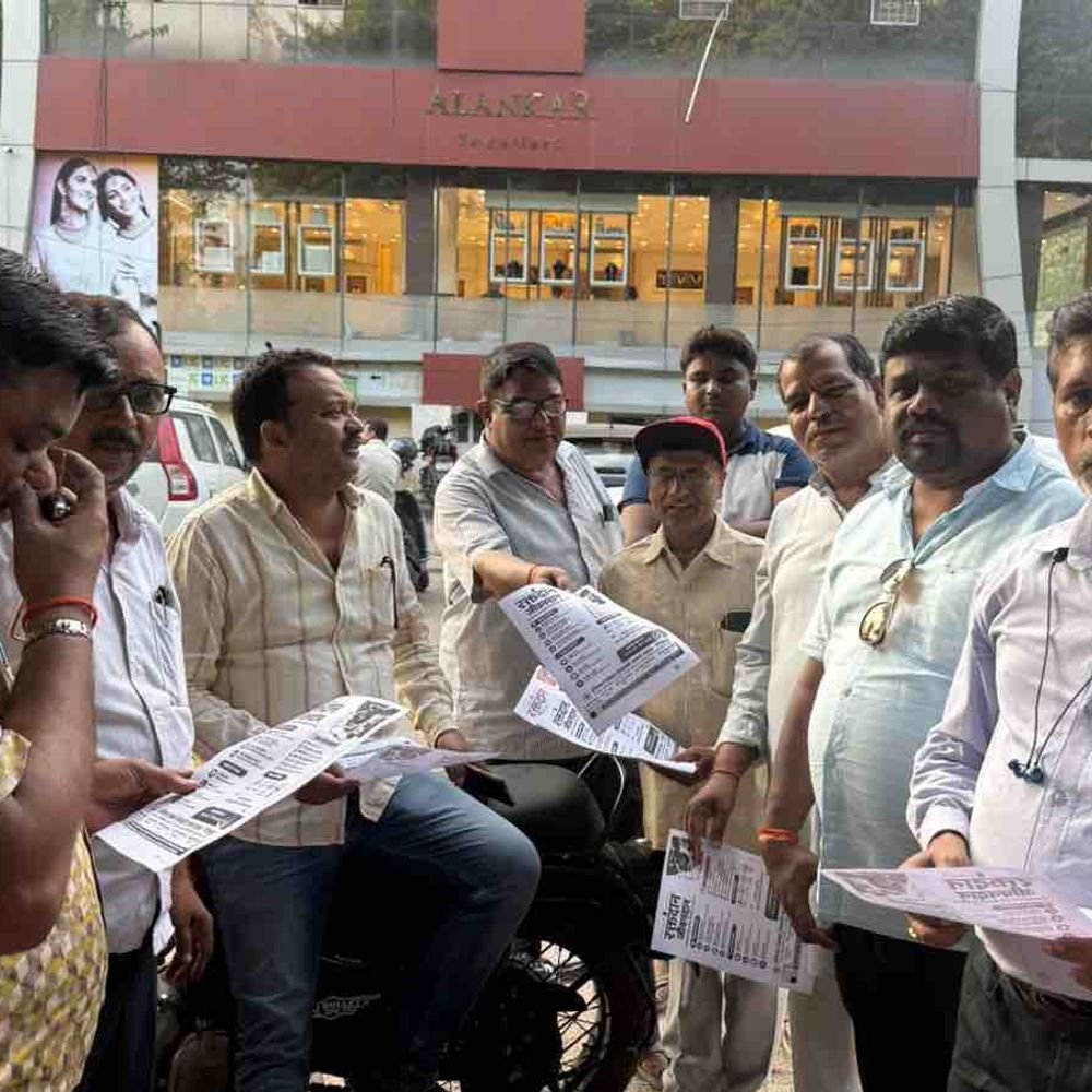 गोरखपुर में रेडक्रॉस का जागरूकता अभियान:सड़क पर उतरकर लोगों को रक्तदान के लिए किया प्रेरित, युवाओं ने दिखाया उत्साह