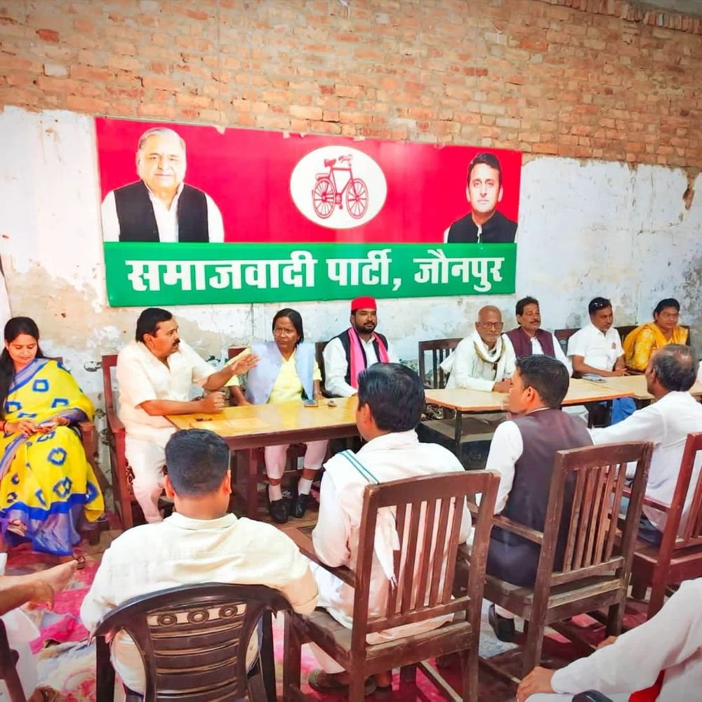 सपा कार्यालय में महर्षि वाल्मीकि और संत नामदेव जयंती मनी:श्याम बहादुर पाल बोले- महापुरुषों का जीवन दर्शन मानवता का संदेश देता है