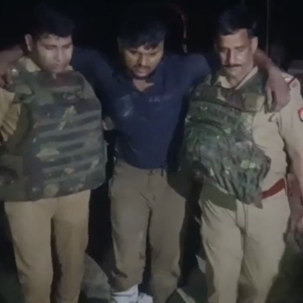 रूरा चोरी का खुलासा, पुलिस मुठभेड़ में एक आरोपी घायल:मंत्री की नाराजगी के 6 दिन बाद दो गिरफ्तार, गहने और हथियार बरामद