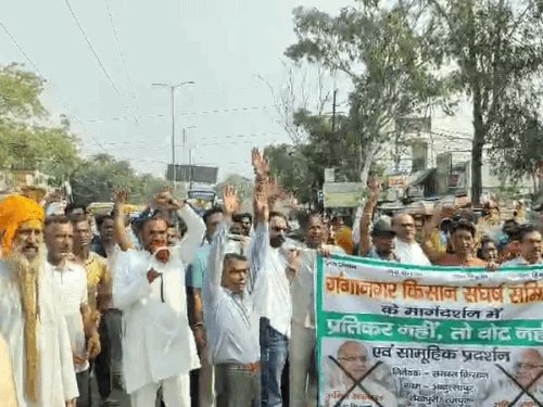 मेरठ में किसानों ने किया कैंट विधायक का विरोध:सड़क पर जुलुस निकाल कर बोले- मुआवजा और प्लॉट नहीं तो चुनाव में वोट नहीं