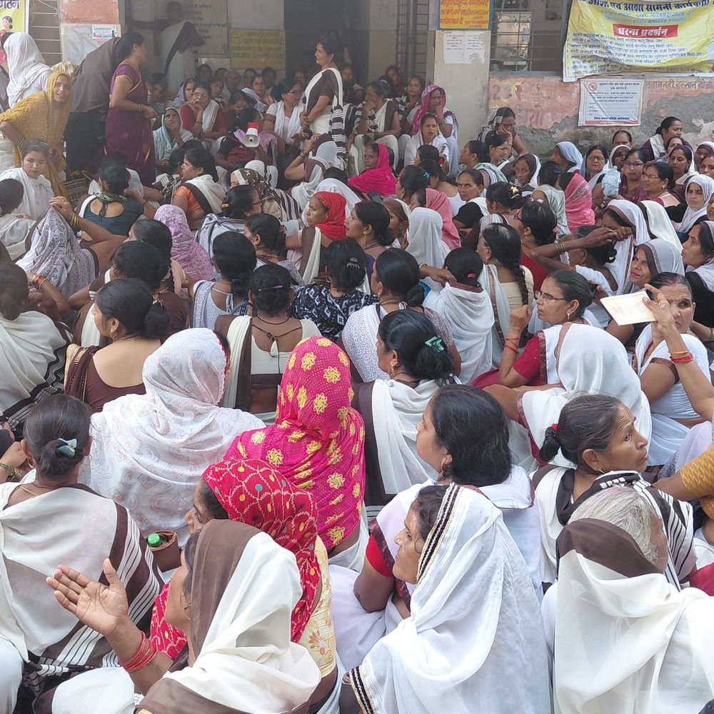आशा संगिनी ने CMO कार्यालय पर दिया धरना:फर्रुखाबाद में मानदेय बढ़ाने और राज्य कर्मचारी का दर्जा देने की मांग