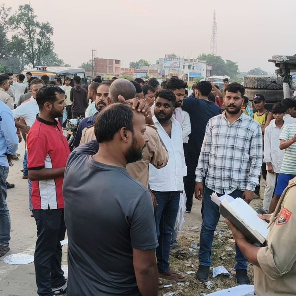 फोरलेन किनारे नाले में मिला युवक का शव:मऊ पुलिस ने पोस्टमार्टम के लिए भेजा, पुलिस जांच में जुटी