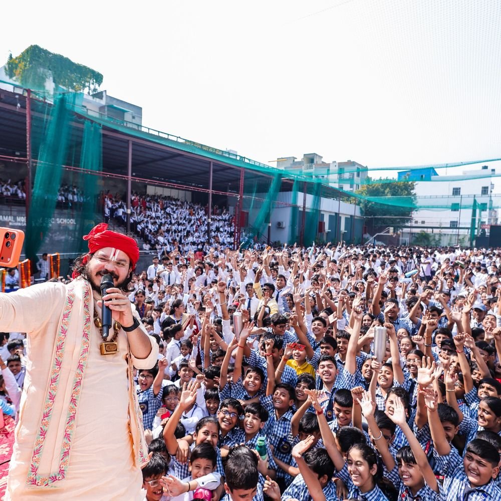 नई दिल्ली स्थित स्कूल में हनुमान चालीसा पाठ:चित्रकूट के आचार्य का हुआ स्वागत, विद्यार्थियों ने लिया राष्ट्रसेवा का संकल्प