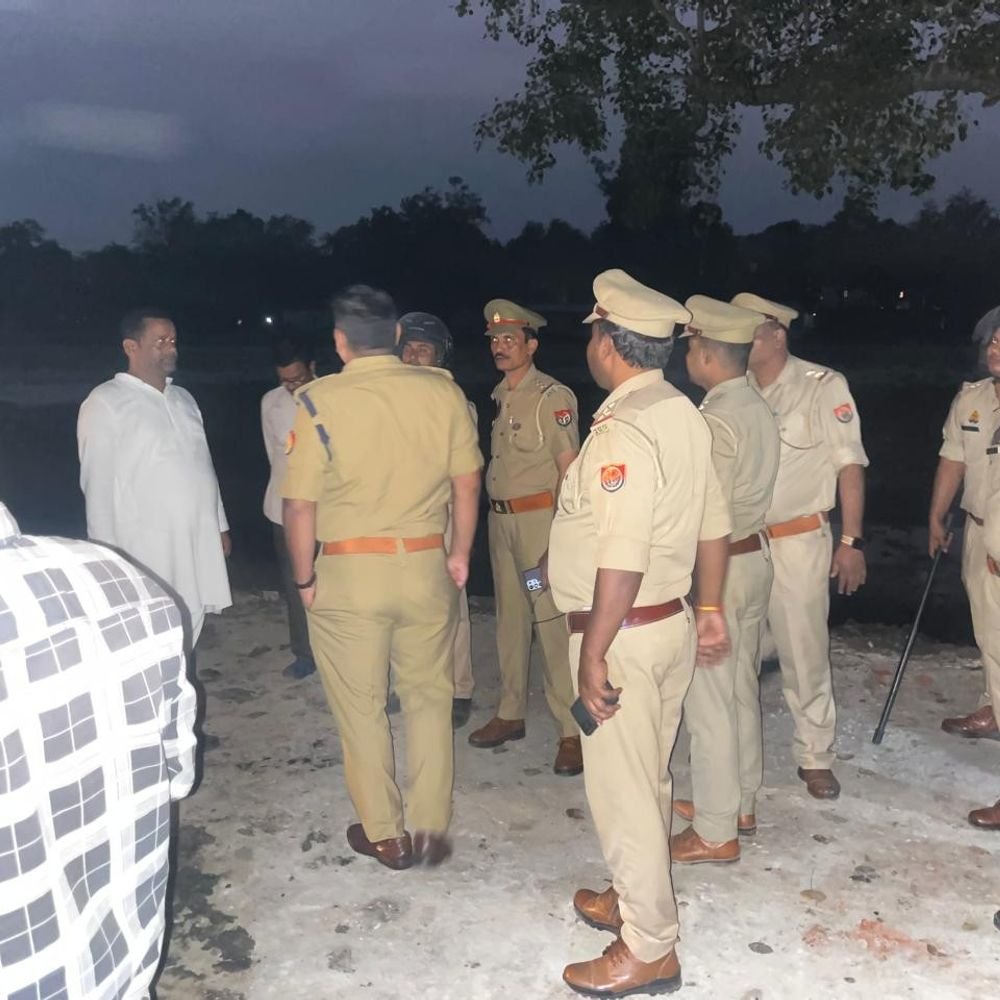 दुर्गा प्रतिमा विसर्जन स्थलों का पुलिस अधिकारियों ने किया निरीक्षण:श्रद्धालुओं की सुरक्षा प्राथमिकता, अयोध्या में सुरक्षा का जायजा लिया