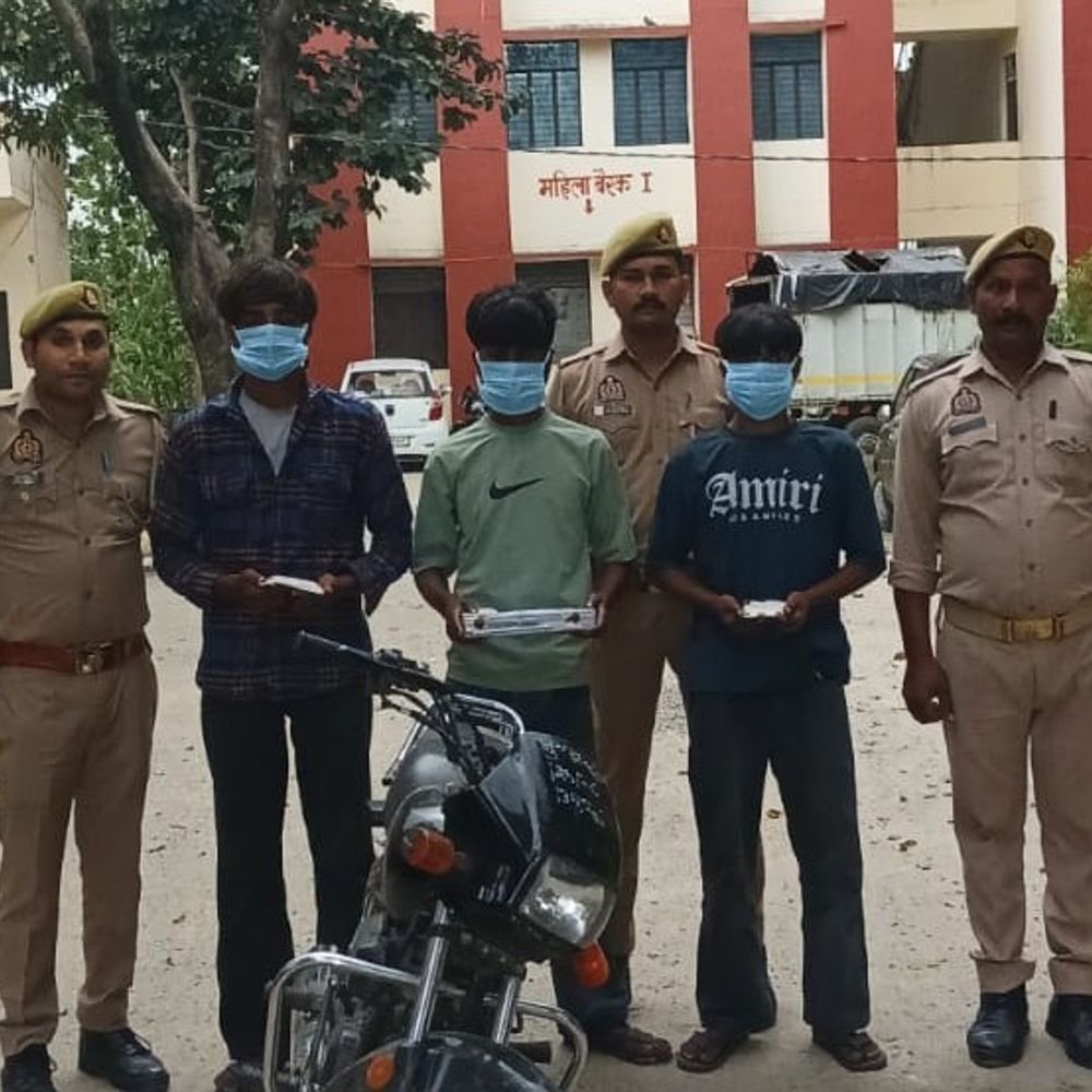 शामली में मोबाइल और चेन लूट के 3 आरोपी गिरफ्तार:लूटा मोबाइल, बाइक और 6,800 रुपये बरामद; पूछताछ में कबूली दोनों वारदातें
