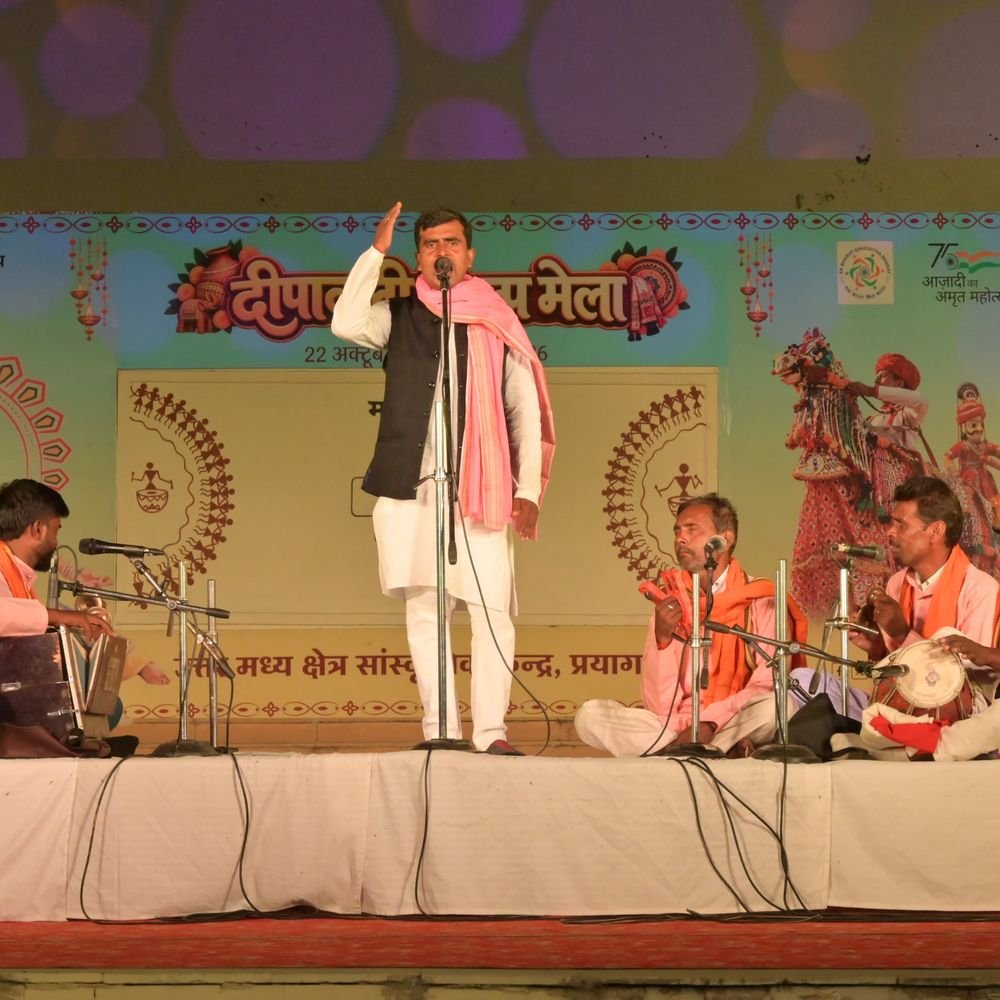 प्रयागराज शिल्प मेले में बिरहा और राजस्थानी नृत्य:दर्शकों ने कालबेलिया और चकरी नृत्य का आनंद लिया, राम-सीता के प्रसंगों पर बिरहा गायन