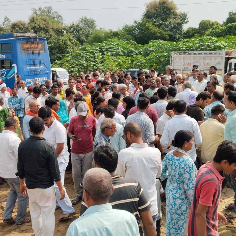 सियाराम को गार्ड-ऑफ ऑनर के साथ दी गई अंतिम विदाई:राम मंदिर को 1 करोड़ का दिया था दान, पूर्व जिला संघचालक थे; प्रतापगढ़ में फूलों से सजी अर्थी