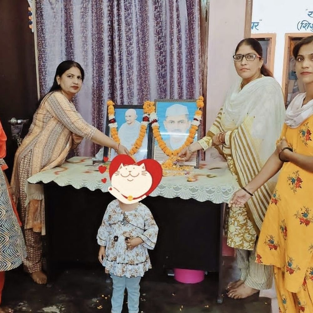 दत्तक ग्रहण इकाई में मनी गांधी-शास्त्री जयंती:'नन्ही परी' संग स्टाफ ने किया महापुरुषों को नमन