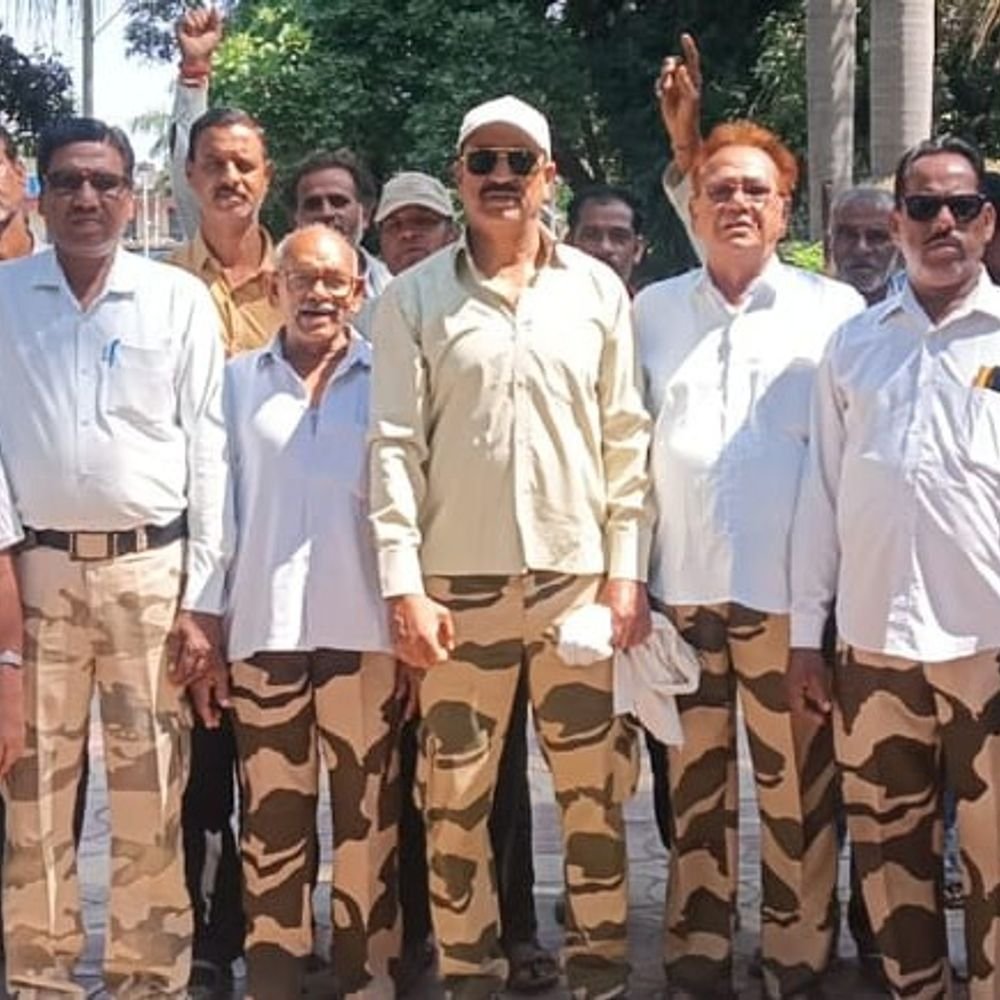 ललितपुर में पाइपलाइन के लिए खोदी सड़कें बदहाल:बुंदेलखंड विकास सेना ने किया प्रदर्शन, धूल से लोग अस्थमा-एलर्जी के शिकार