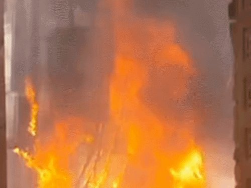 घर के गेट पर लगे ट्रांसफार्मर में लगी आग:इटावा में महिला धरने पर बैठी, बोली- दूसरी जगह लगाएं