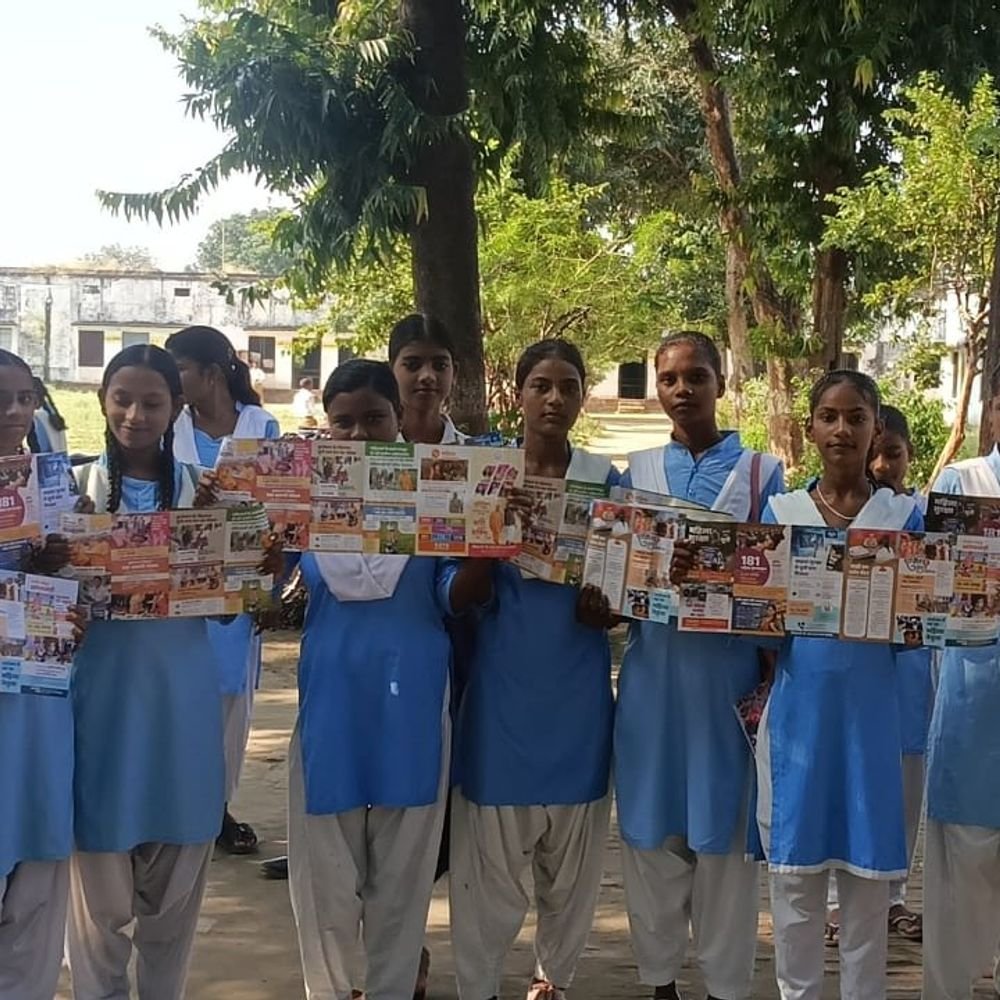 पुलिस ने मिशन शक्ति के तहत स्कूल-गांव में चलाया अभियान:छात्राओं और महिलाओं को सुरक्षा के उपाय, अधिकार और सरकारी योजनाएं बताईं
