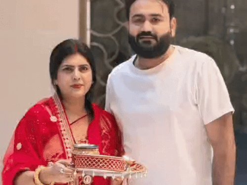 तस्वीरों में देखिए जनप्रतिनिधियों के करवाचौथ की झलक:मेरठ में पारंपरिक रस्मों के साथ की पूजा-अर्चना