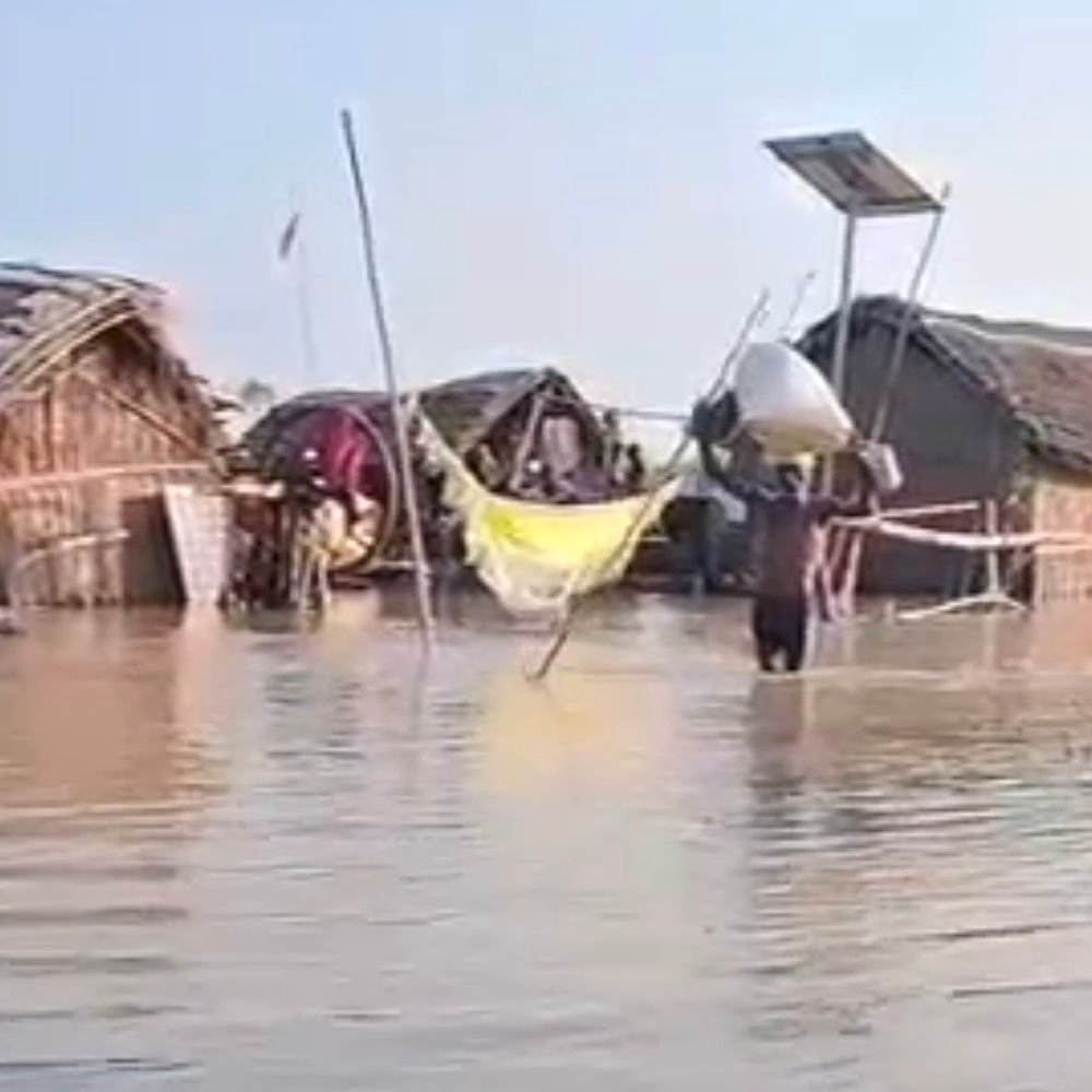 घाघरा नदी का जलस्तर घटा,गांवों में 5 फीट पानी भरा:बाराबंकी में ग्रामीण घर तोड़कर सामान बचा रहे, कटान से जमीन नदी में समाई
