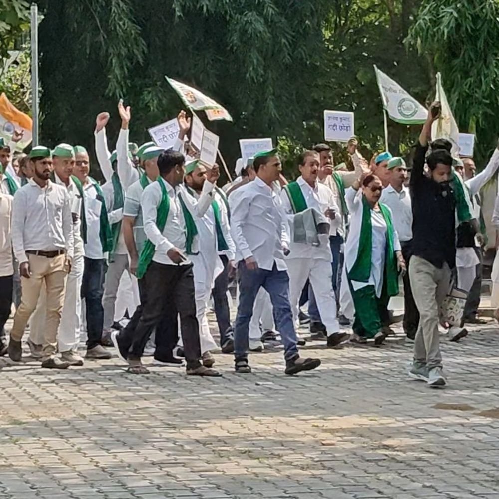 कन्नौज में CEC के खिलाफ किसान यूनियन का प्रदर्शन:कलक्ट्रेट पहुंचकर एसडीएम को सौंपा ज्ञापन, किसान नेता बोले- ज्ञानेश कुमार इस्तीफा दें