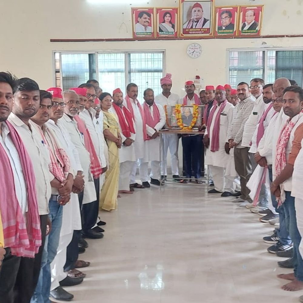 भदोही में सपा ने मनाई डॉ. एपीजे अब्दुल की जयंती:युवाओं से ‘विंग्स ऑफ फायर’ पढ़ने की अपील, जिलाध्यक्ष बोले- कलाम देश के युवाओं के आदर्श थे