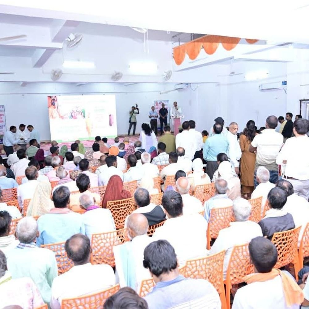 रायबरेली के बाढ़ पीड़ितों को राज्यमंत्री ने बांटे चेक:CM योगी ने 9 लाख किसानों के खाते में ₹493 करोड़ भेजे