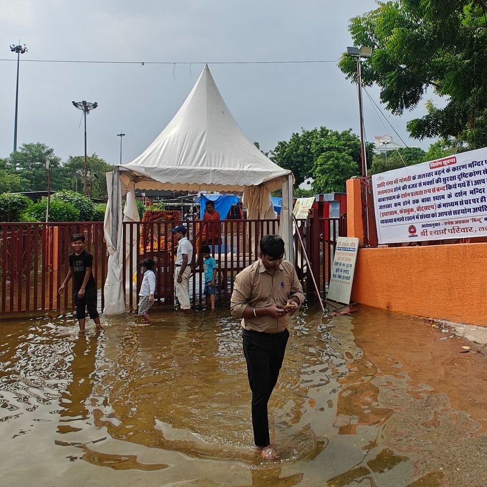 खाटू श्याम मंदिर में श्रद्धालुओं को बाहर से दर्शन:लखनऊ में परिसर गेट तक पहुंचा गोमती का पानी, प्रशासन ने बोर्ड लगाया