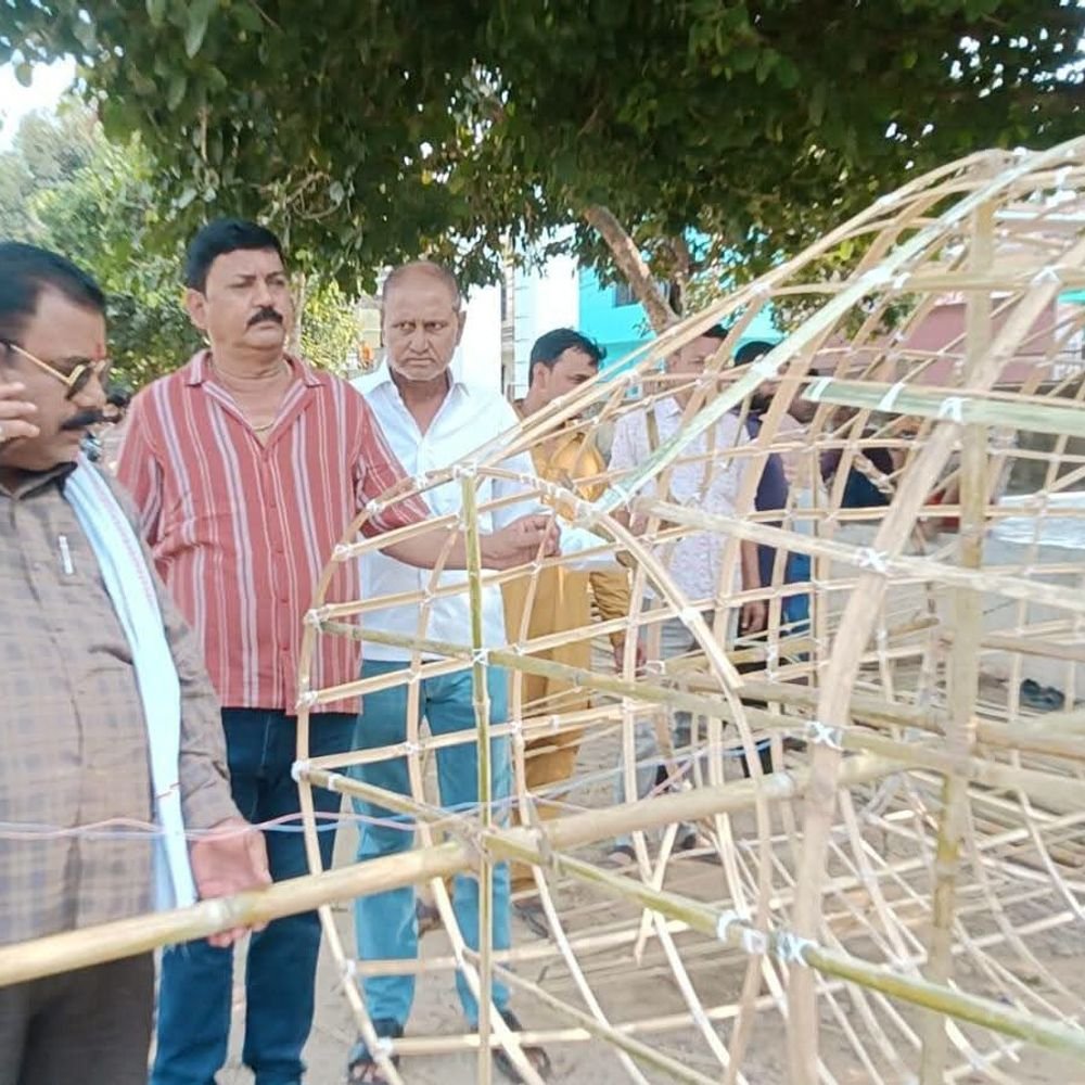 हिंदू-मुस्लिम एकता की मिसाल:मुस्लिम कारीगर बना रहे 60 फीट ऊंचा रावण, परिवार की चौथी पीढ़ी जुड़ी
