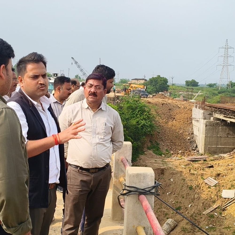 सोनभद्र में पटवध-बसुआरी मार्ग का निर्माण 43% पूरा:घाघर नदी के पुल का काम 80% तक पहुंचा, डीएम ने नवंबर तक तैयार करने के दिए निर्देश