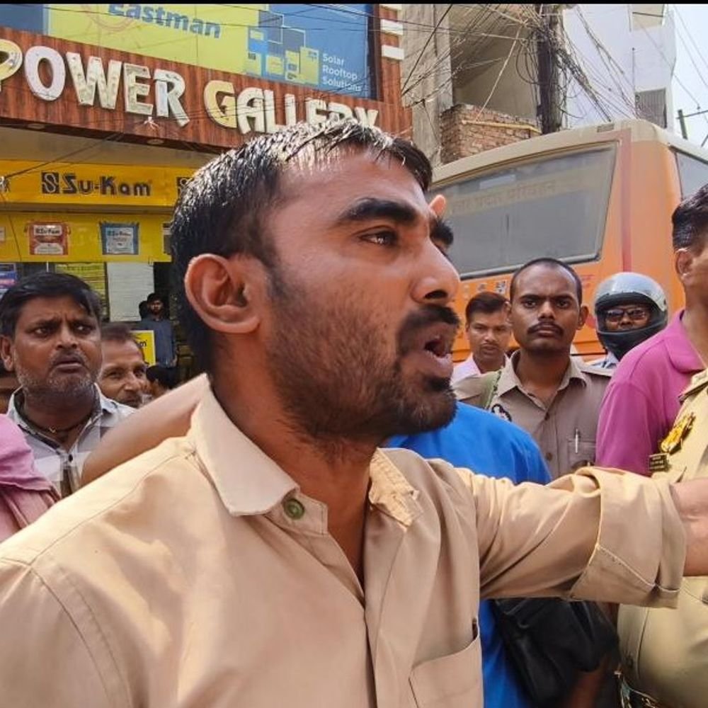 दरोगा से विवाद के बाद कंडक्टरों का धरना:जौनपुर में दरोगा और रोडवेज कंडक्टर में गाली-गलौज के बाद हंगामा
