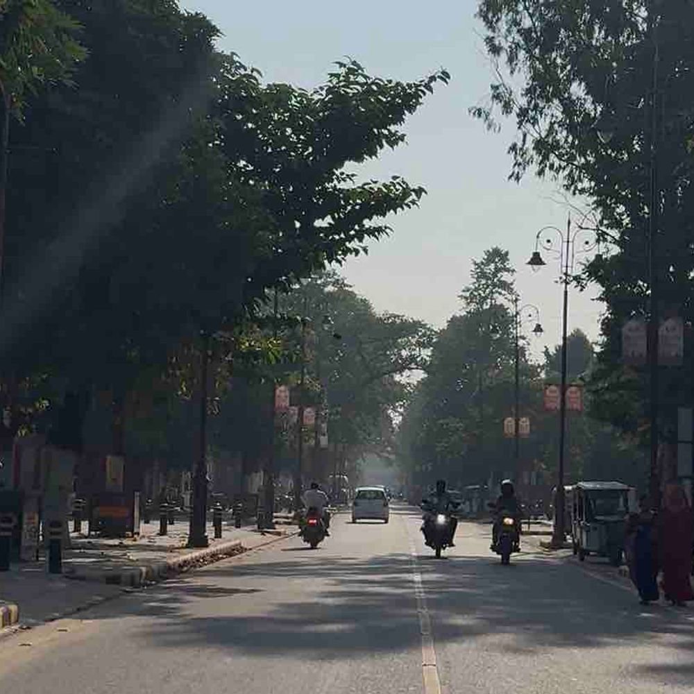 गोरखपुर में तेज धूप से बढ़ी गर्मी:सुबह-शाम हो रही ठंडक, अगले 7 दिनों में 34 डिग्री तक पहुंचेगा पारा