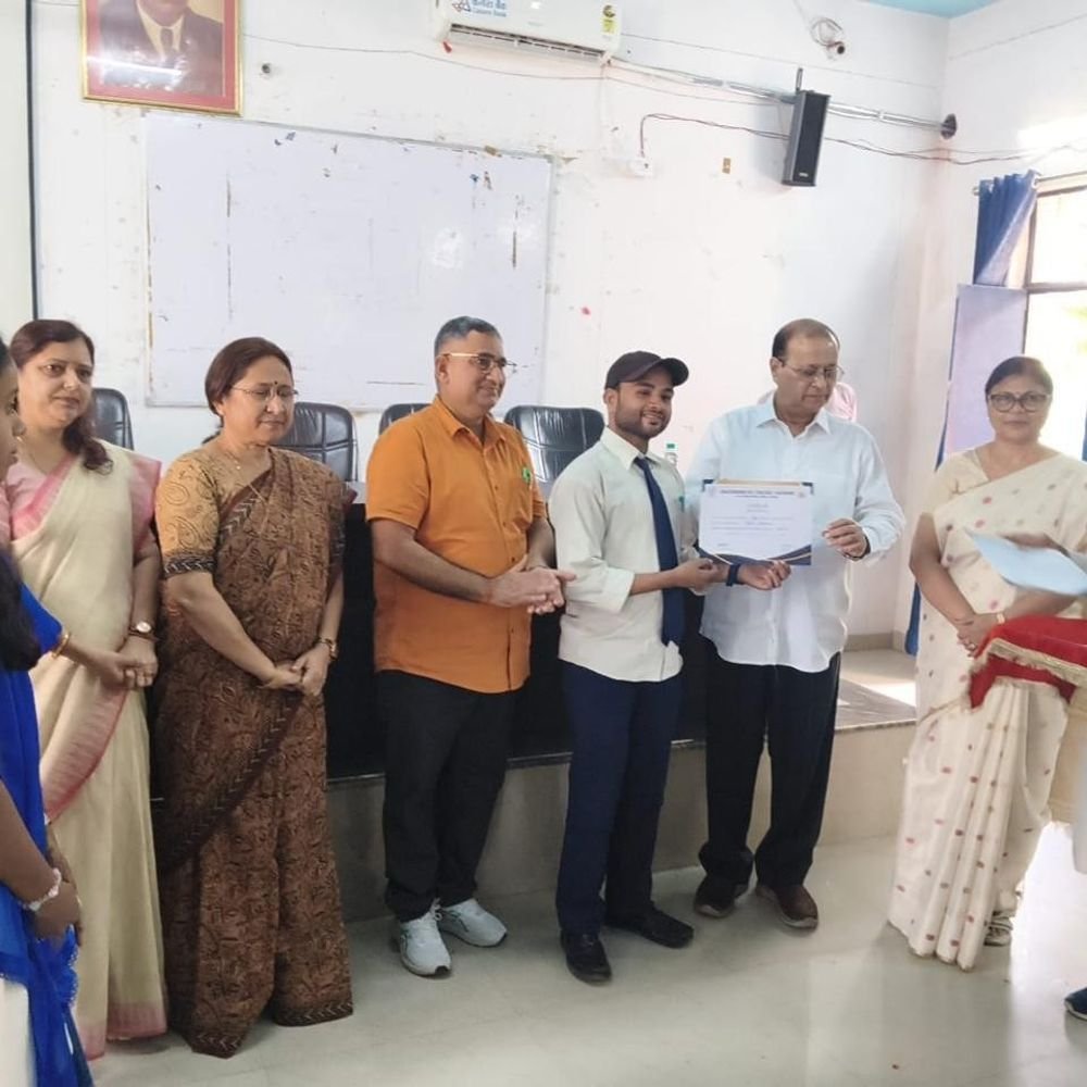 लखनऊ में कालीचरण पीजी कॉलेज में गांधी जयंती मनाई:गांधी-शास्त्री के आदर्शों पर चर्चा, पौधरोपण कर दिया पर्यावरण संरक्षण का संदेश