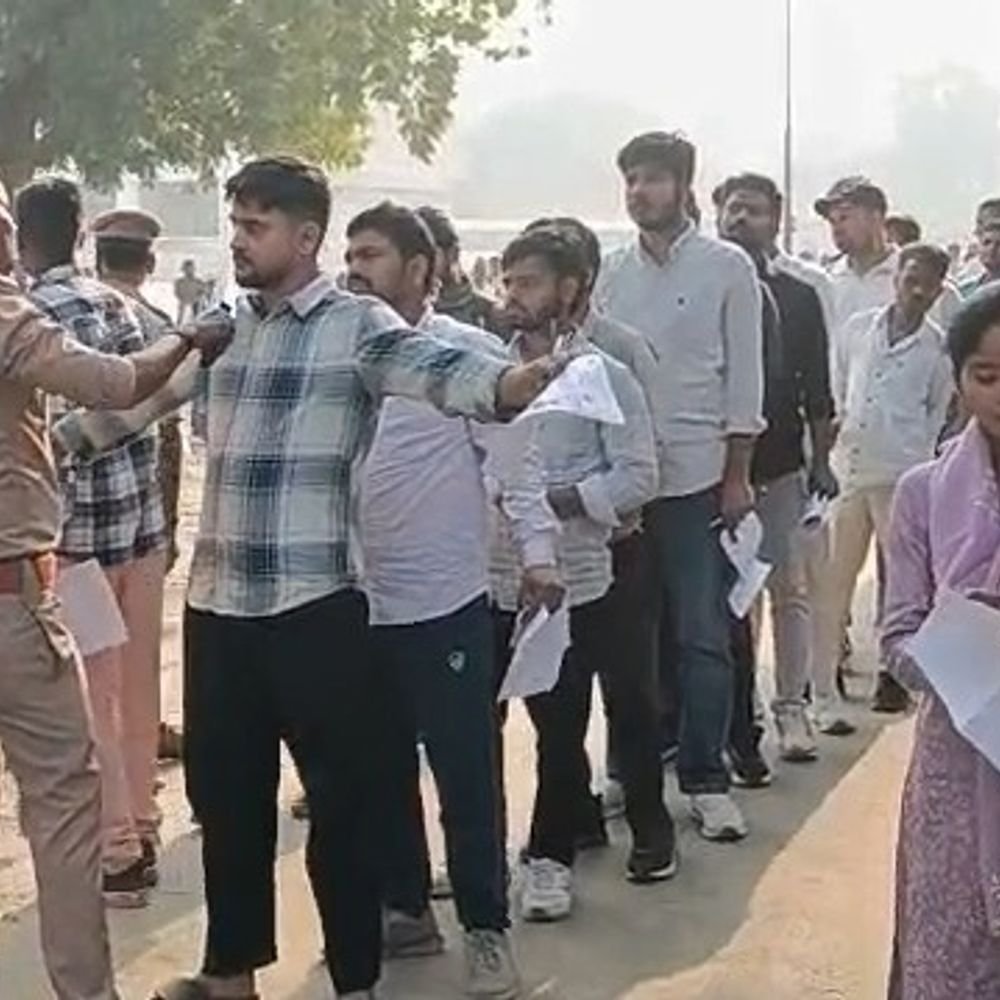 सीतापुर में PET के लिए 13 केंद्रों पर सख्ती:आभूषण, माला और धागे उतरवाए, 200 मीटर के दायरे में फोटोकॉपी की दुकानें बंद
