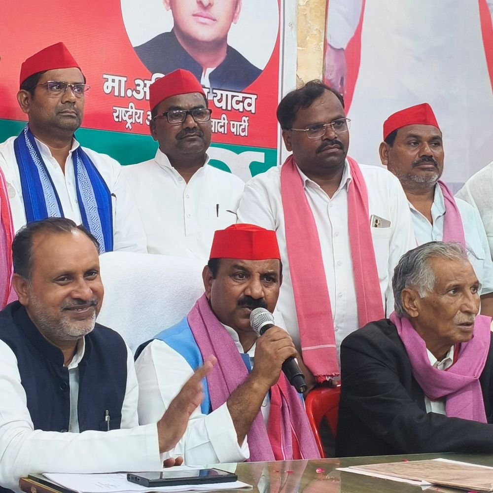 सपा प्रत्याशी डॉ. मानसिंह यादव ने डीआईओएस पर लगाए आरोप:कहा- भाजपा प्रत्याशी के लिए कर रहे काम, प्रयागराज डीएम से शिकायत