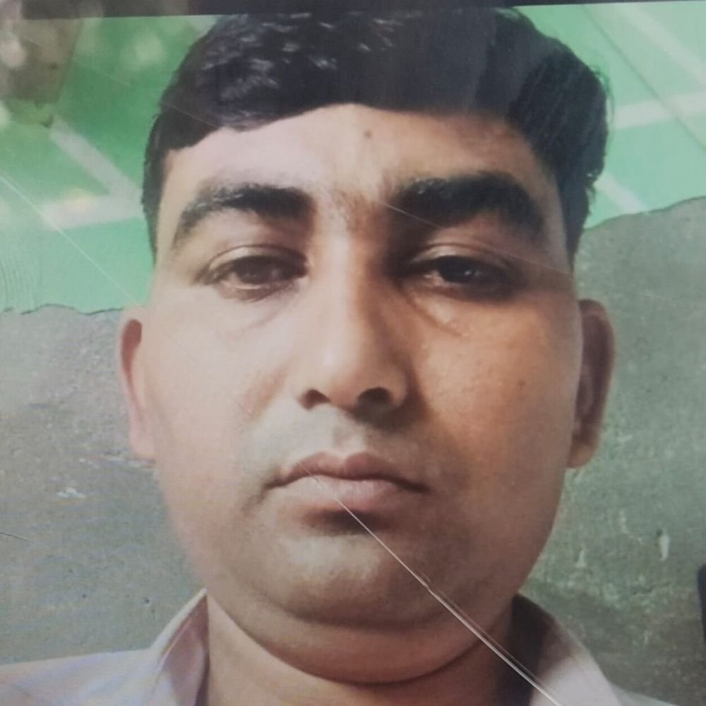 सुलतानपुर में बल्ली के सहारे लटका मिला शिक्षक का शव:परिवार में मचा कोहराम, 3 मासूम बच्चों के सिर से उठा पिता का साया