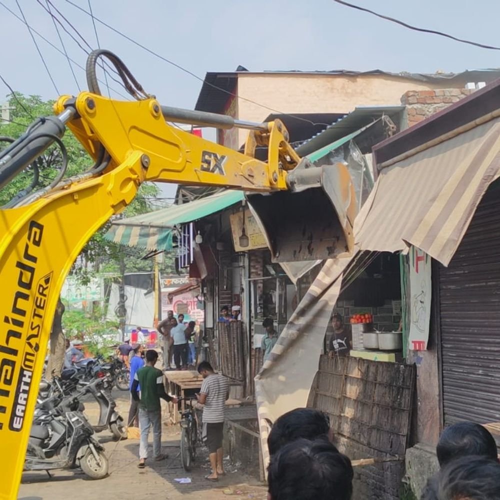 मुजफ्फरनगर में मीनाक्षी चौक पर चला अतिक्रमण हटाओ अभियान:बुलडोजर चलाकर सड़क-नालियों पर कब्जे हटाए, होटल में गंदगी मिलने पर चेतावनी