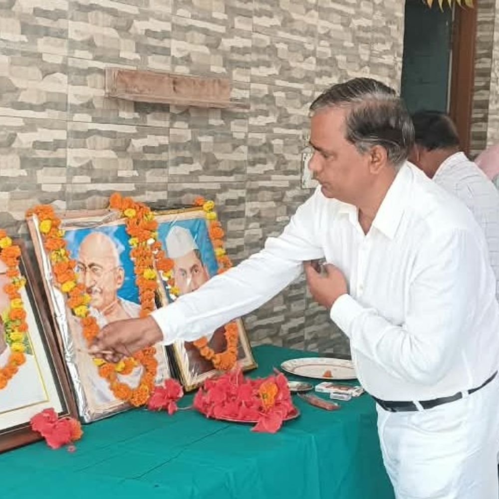 चौधरी चरण सिंह स्कूल में गांधी-शास्त्री जयंती मनाई:प्राचार्य बोले- महापुरूषों ने रखी थी विकसित भारत की नींव
