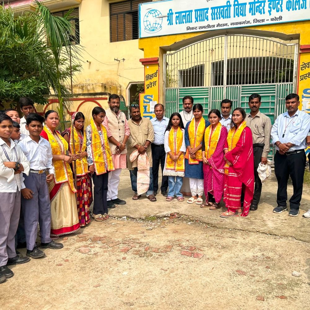 नुक्कड़ नाटक से दिया मतदान जागरूकता का संदेश:बरेली में विद्यार्थियों की प्रस्तुति से प्रभावित हुए नीरेन्द्र सिंह, किया सम्मानित