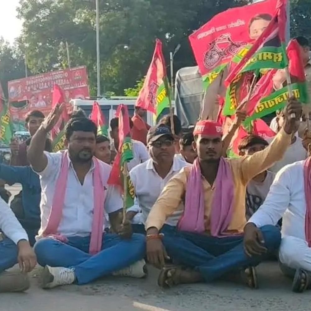 पुतला दहन में पुलिसकर्मी झुलसे, 15 सपा नेताओं पर केस:चित्रकूट में बिना अनुमति प्रदर्शन का आरोप, सपा नेताओं ने DM से की शिकायत