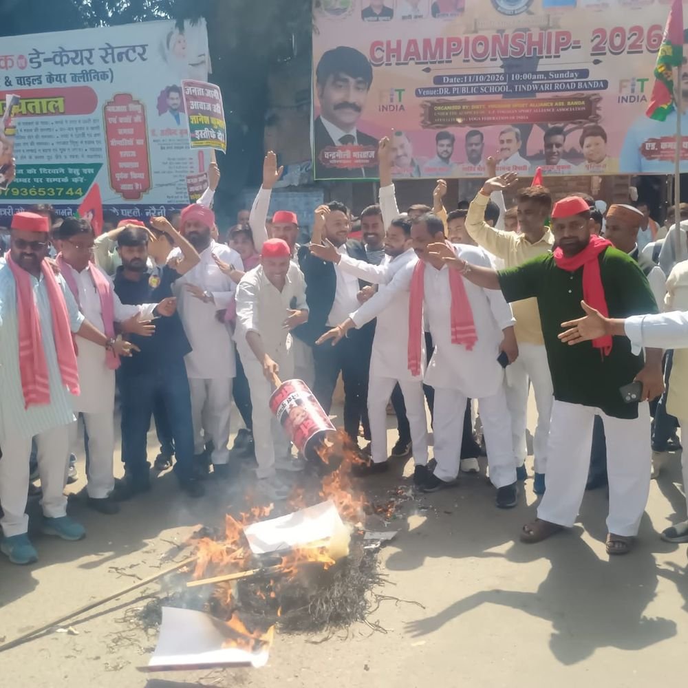 सपा ने SIR के विरोध में पुतला फूंका:महाराणा प्रताप चौक से आंबेडकर पार्क तक मार्च, राष्ट्रपति को ज्ञापन भेजा
