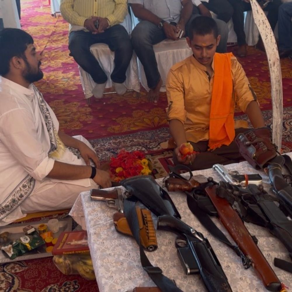 वृंदावन कॉलोनी में क्षत्रिय समाज ने विजयादशमी पर शस्त्र पूजन:कुलदेवी की उपासना कर क्षात्र धर्म के दायित्वों पर चर्चा