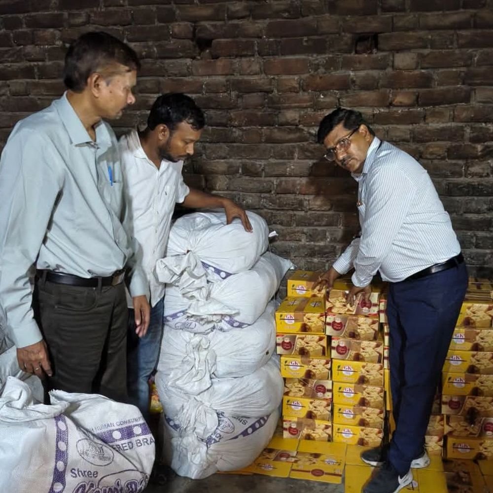 हरदोई में सोहन पापड़ी निर्माण केंद्र पर छापा:गंदगी मिलने पर लाइसेंस निलंबित, 5 खाद्य पदार्थों के नमूने लिए; काम रोका