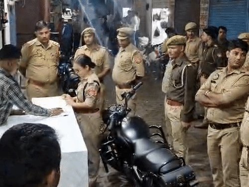 झांसी में 11 होटलों पर पुलिस का छापा:देह व्यापार की मिली थी शिकायत, सीओ सिटी कर रहीं पूछताछ